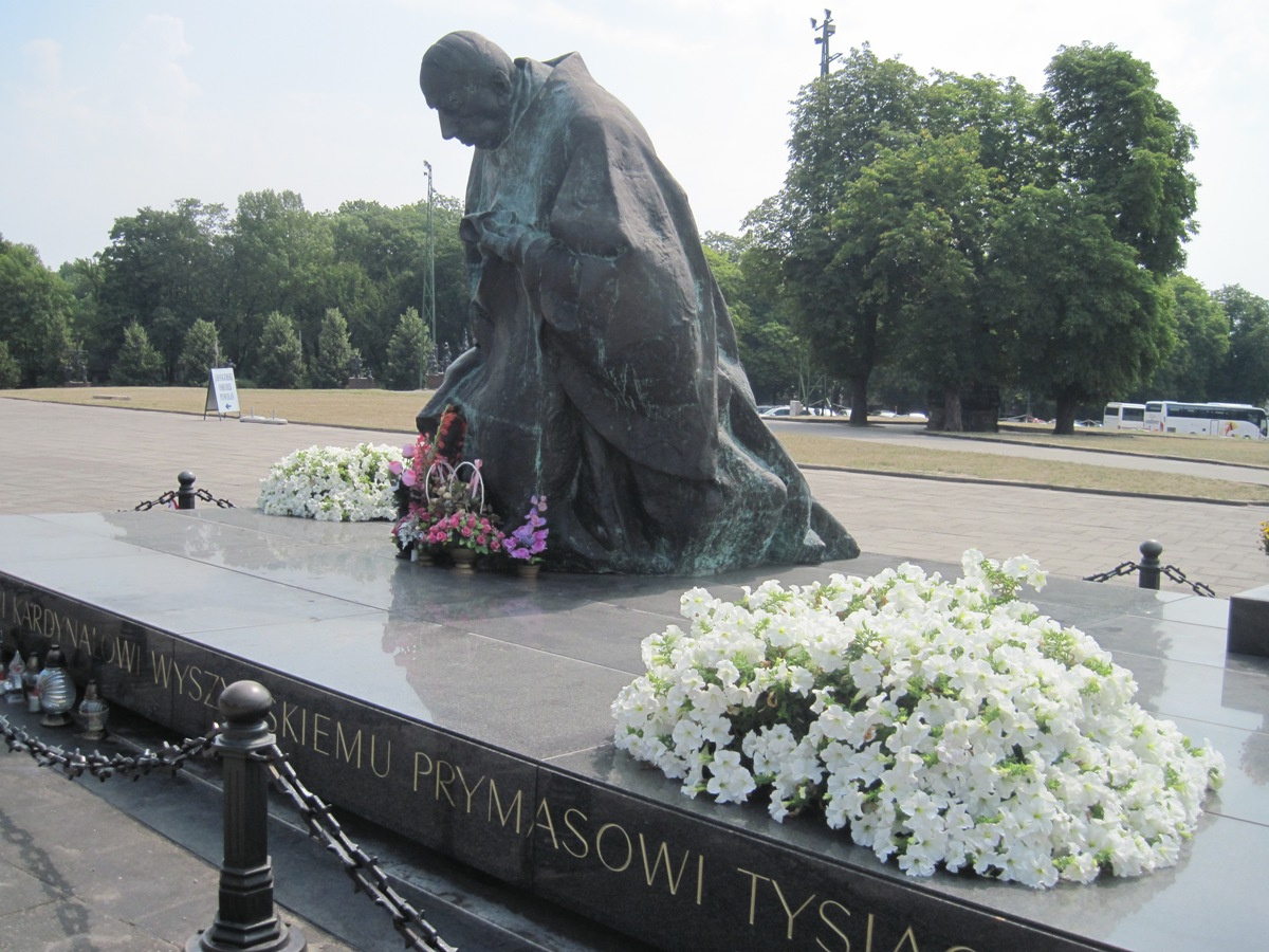 6-Czestochowa- Colossale statua del Cardinale Stefan Wyszynski genuflesso-si trova all'ingresso del santuario
